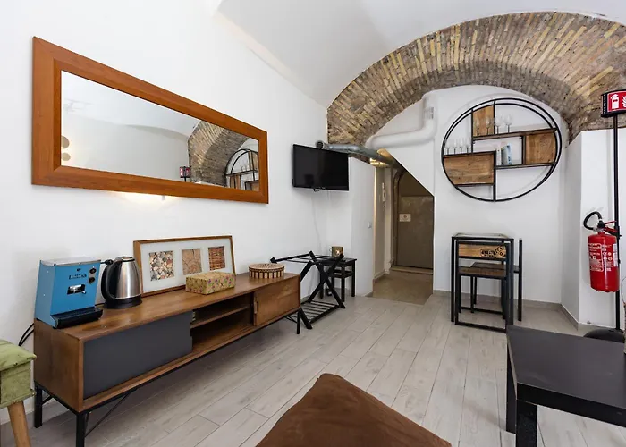 Apartment Guesthost - Rione Vi Parione Cozy Flat *